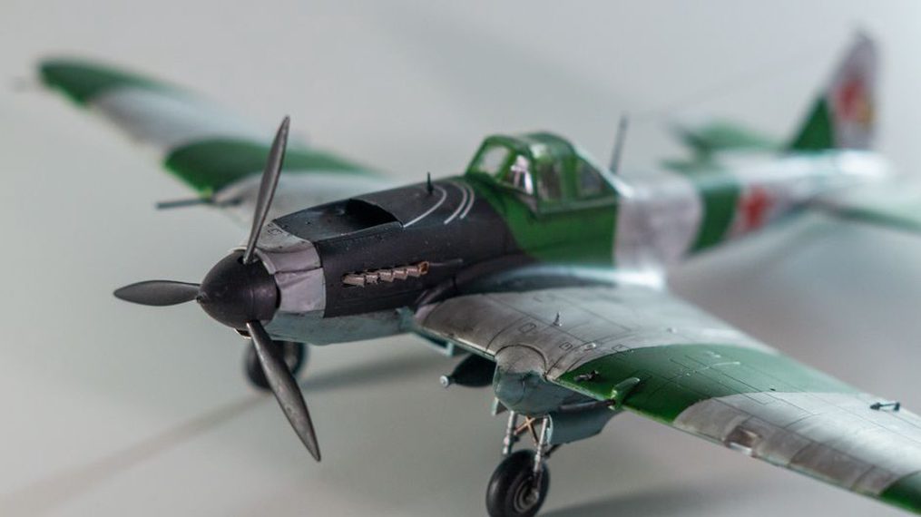 Kit de modèle d'avion sur une table de travail