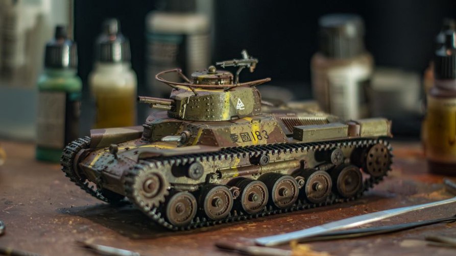 Outils de peinture pour maquettes sur un bureau