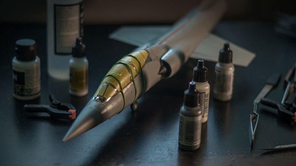 Outils de peinture pour modèles réduits sur une table de travail