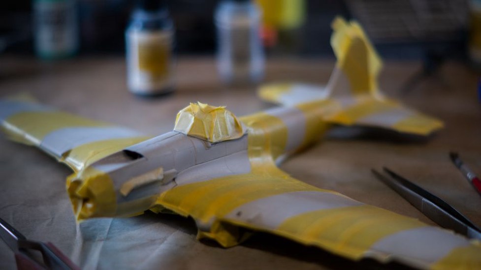 maquette d'avion en cours d'assemblage sur un établi