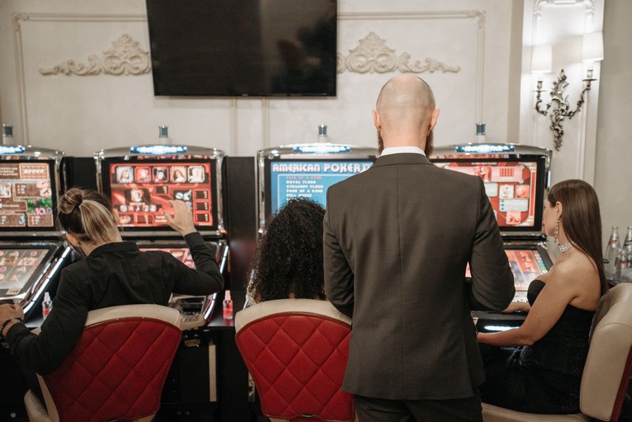 Joueurs dans un casino, concentrés sur le jeu