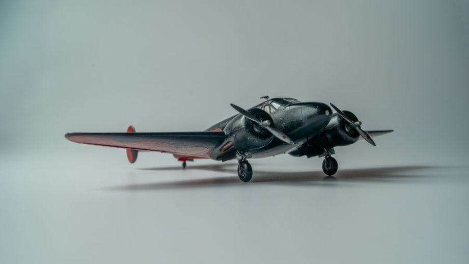 Maquette d'avion historique sur une table de travail