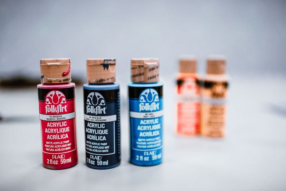 Différentes bouteilles de peinture pour modélisme sur une étagère