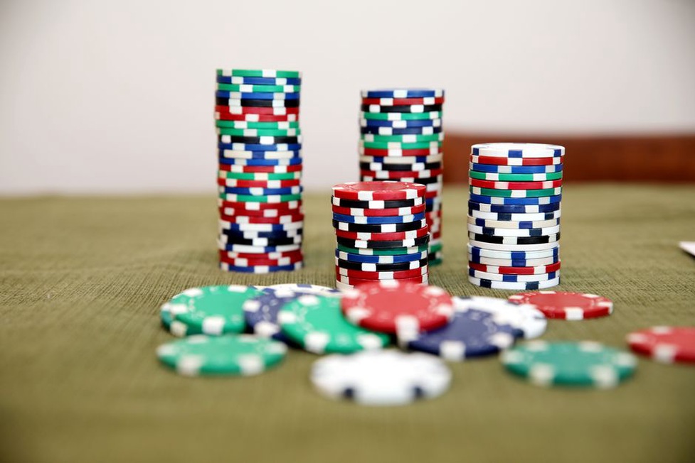 Jetons et cartes sur une table réglementée