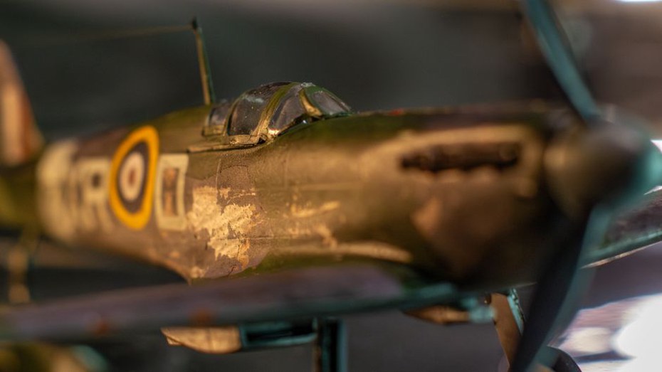 Collage délicat d’une verrière sur une maquette d’avion