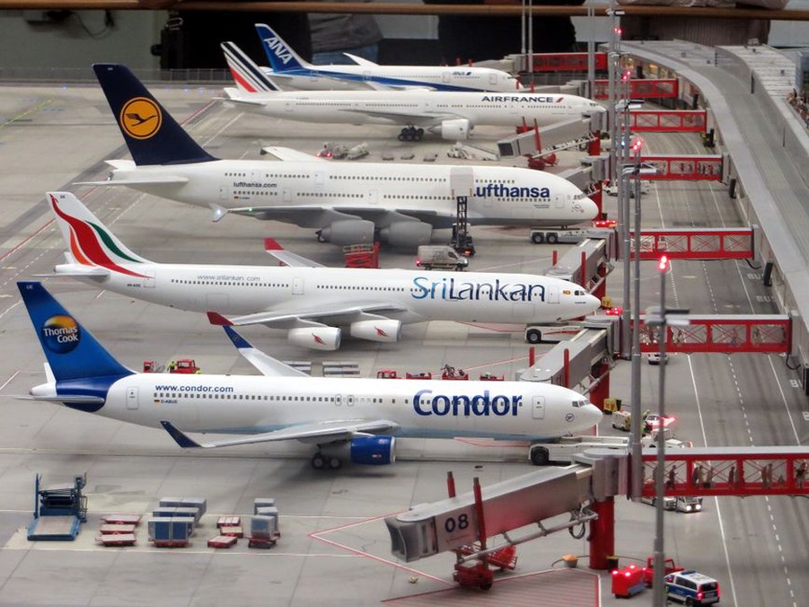 Deux avions miniatures de tailles différentes sur un établi