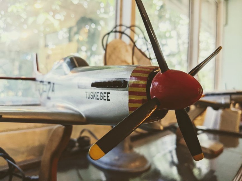 Une table d’exposition mêlant avions et véhicules miniatures
