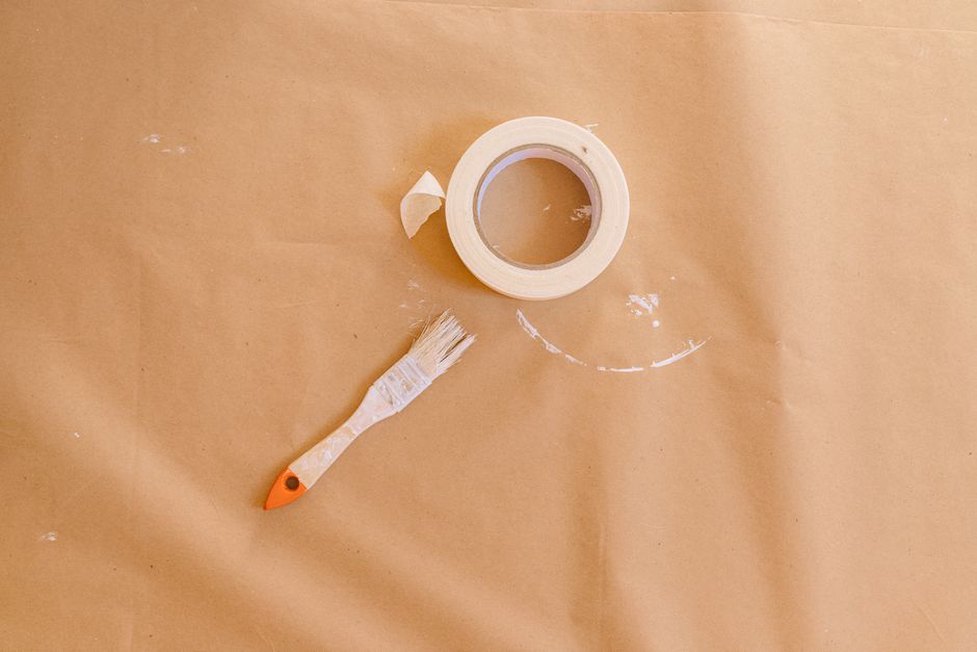 Peinture au pinceau sur une petite pièce d’avion
