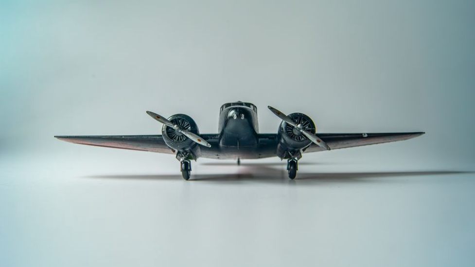 Un passionné assemble un avion miniature sur une table