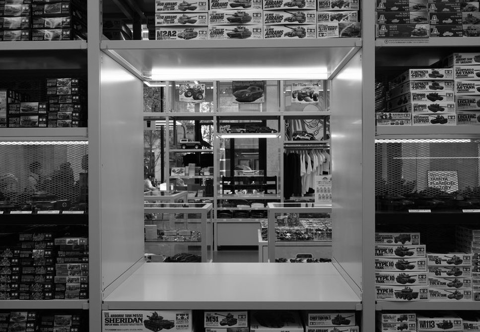 boîtes de maquettes anciennes et pièces en résine sur les stands d'une bourse d'échange