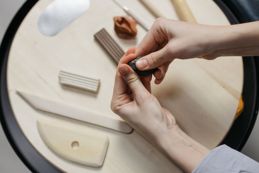 Outils de modélisme sur une table de travail