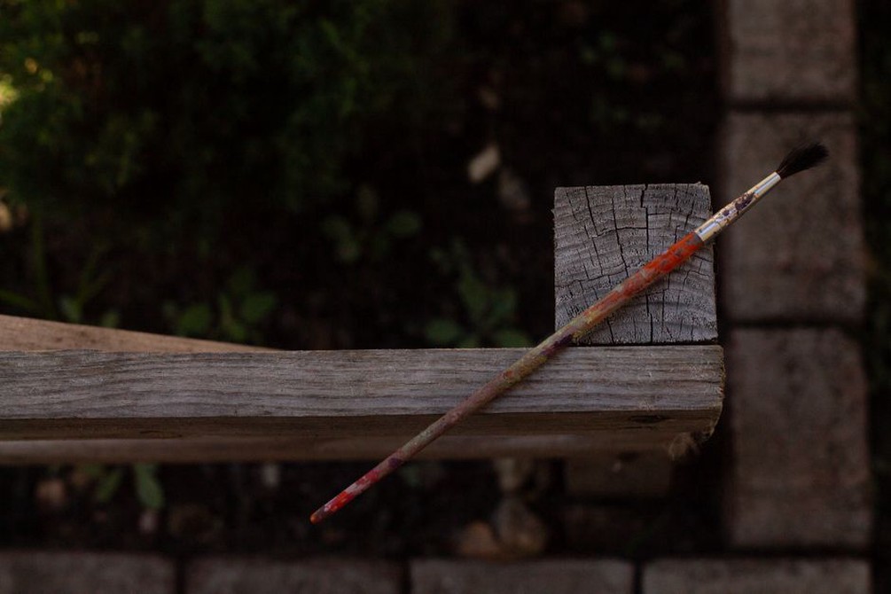 Pinceau fin et teintes nuancées sur un véhicule miniature