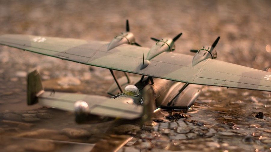 Une maquette d’avion devant un fond gris mat