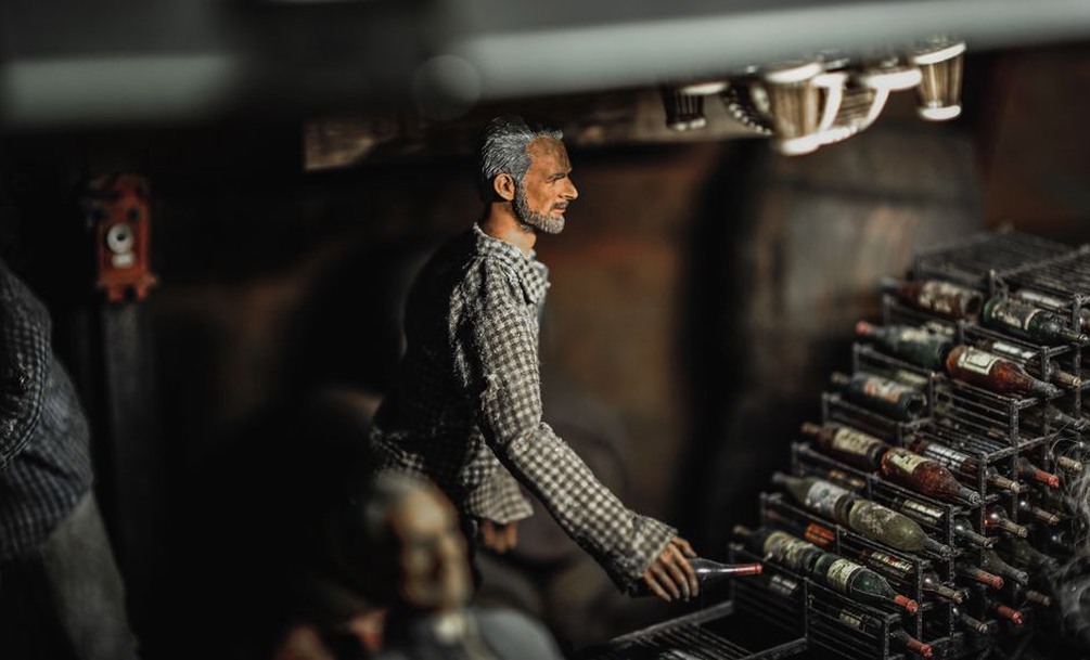 Un diorama mêle véhicule miniature et scène de vie