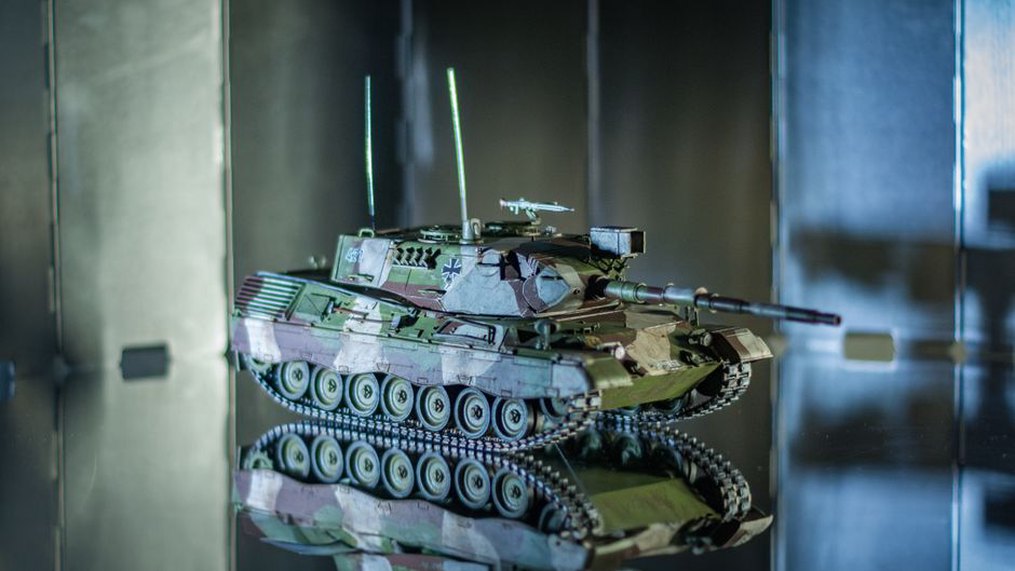 Une vitrine protège des maquettes de la poussière