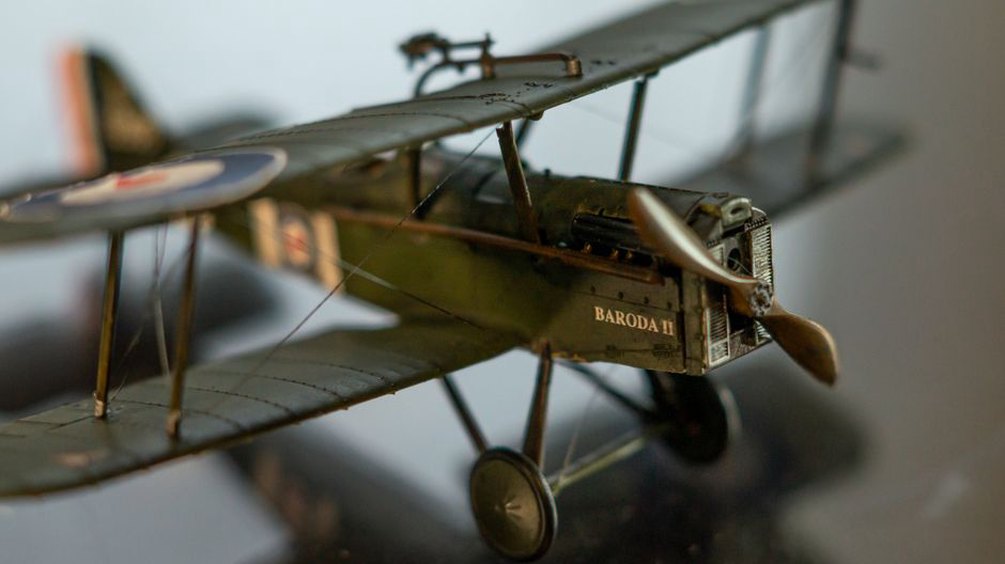 Maquettes accompagnées de légendes historiques sobres