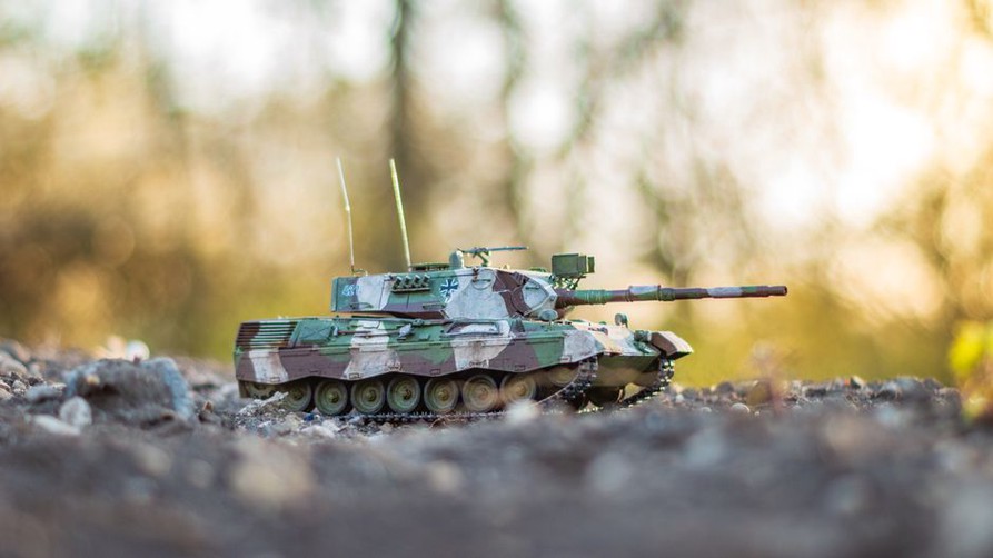 Un blindé miniature présenté avec des figurines à la même échelle