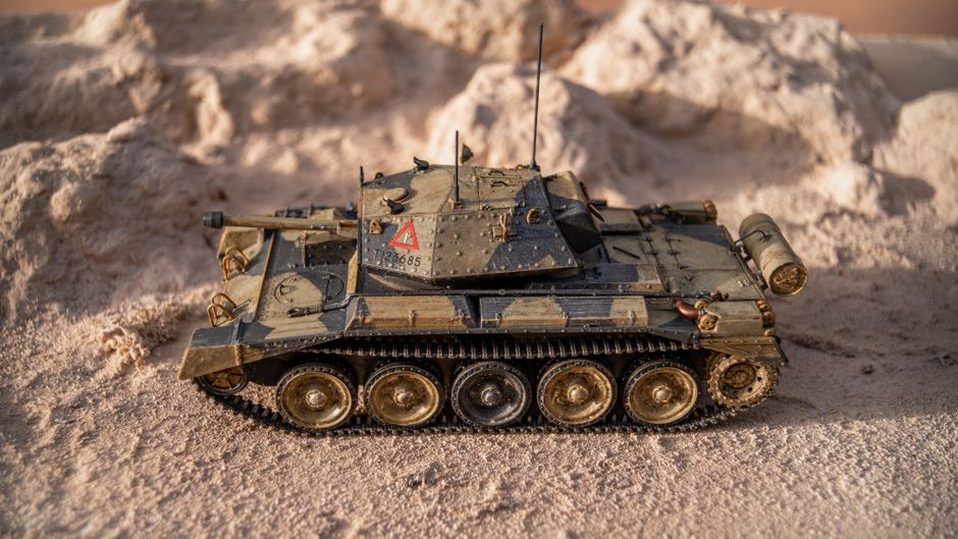 char d’assaut miniature avec effets d’écaillage et de vieillissement sur un établi