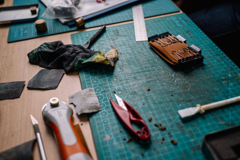 Des chutes de carton préparées pour un décor miniature