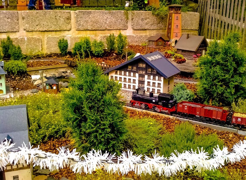Un réseau miniature aux décors observé par les visiteurs