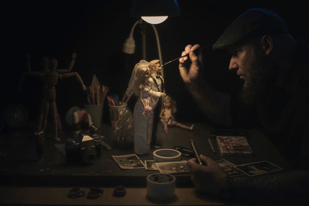 La lumière révèle les volumes d’un blindé miniature