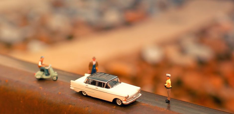 Traces de roues et flaques sur une route miniature