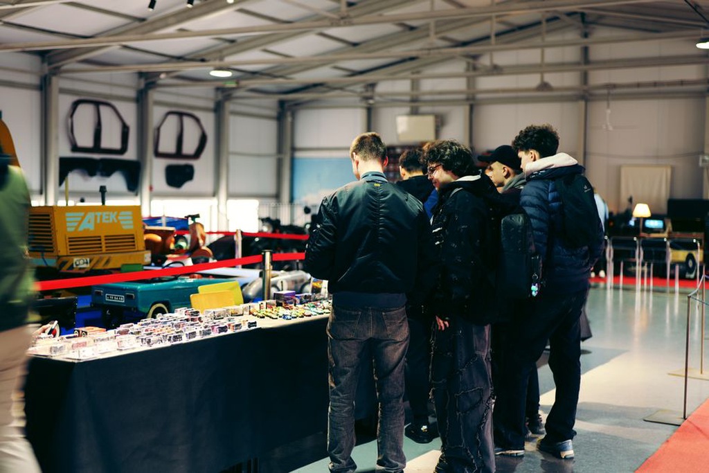 Un membre présente sa maquette au groupe