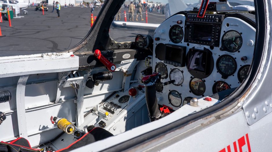 Pièces de cockpit détaillées avant leur mise en peinture