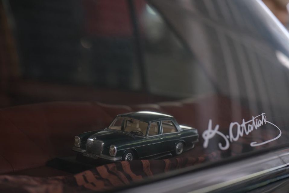 Plusieurs avions miniatures réunis dans une vitrine