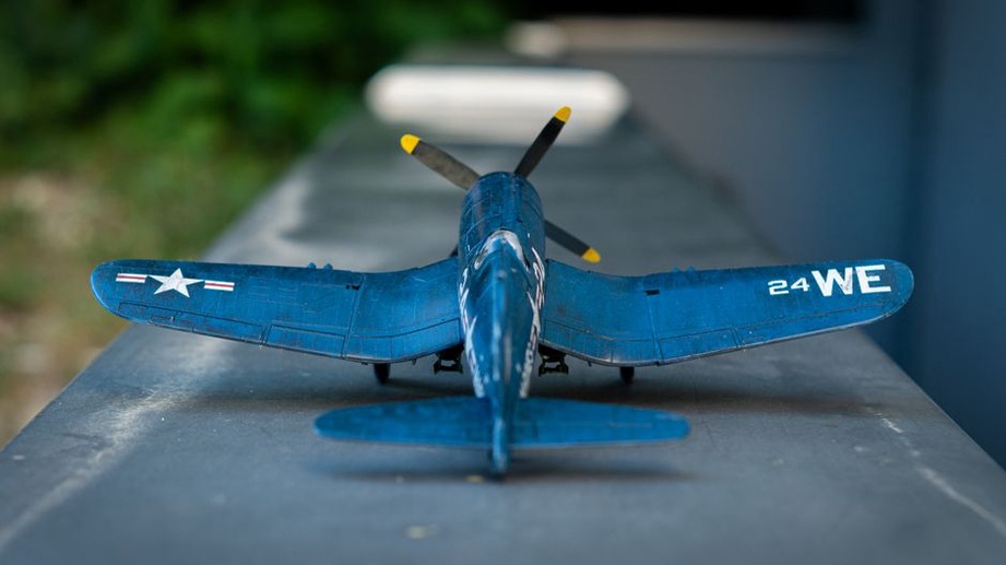 Maquette d’avion placée à blanc sur son socle