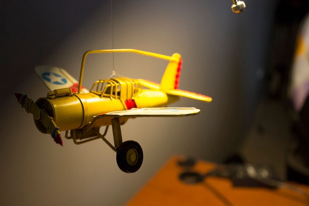 Un pinceau souple passe autour des détails d’un avion miniature