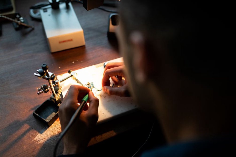 Rambarde miniature maintenue pendant une soudure au fer