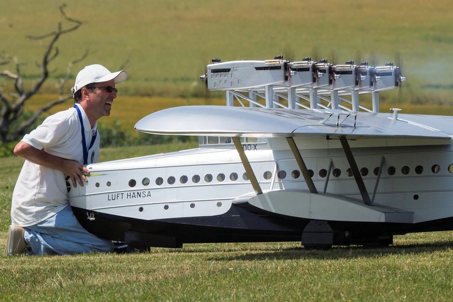 Des maquettistes examinent les finitions d’un avion miniature