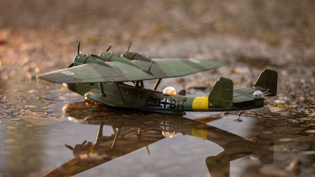 Maquettes d’avions et de blindés disposées sur des tables de concours