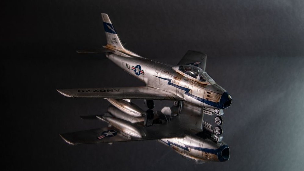 Maquettes d’avions présentées sur une table d’exposition