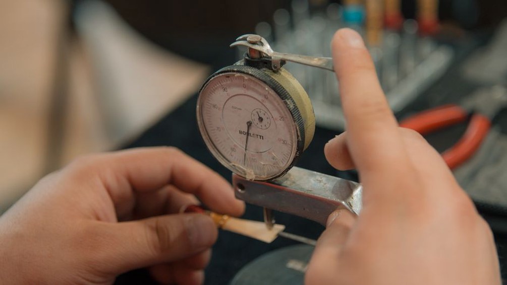 Un pied à coulisse vérifie une pièce de maquette