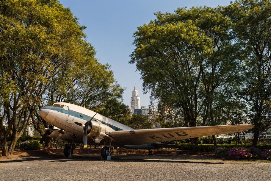 Maquette de DC-3 aux couleurs d’une compagnie civile