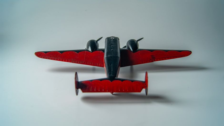 Inspection des assemblages sur un ancien avion miniature