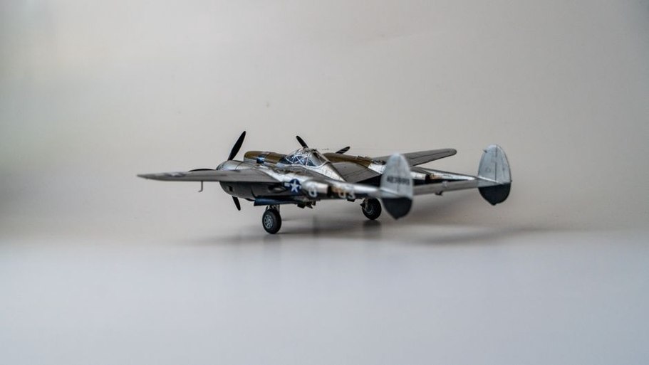 Camouflage d’un avion miniature comparé à sa documentation